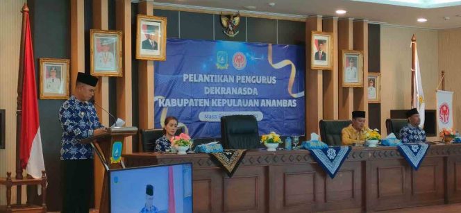 
					Bupati Kepulauan Anambas, Aneng, memberikan sambutan pada acara pelantikan pengurus Dewan Kerajinan Nasional Daerah (Dekranasda) Kabupaten Kepulauan Anambas masa bakti 2025–2030 yang digelar di Tarempa, Sabtu (27/9).