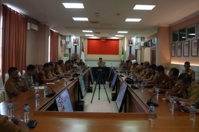 
 Rapat final persiapan HUT ke-26 Kabupaten Natuna yang dipimpin Sekda Natuna, H. Boy Wijanarko Varianto, bersama jajaran OPD di Ruang Rapat Kantor Bupati Natuna, Senin (15/09), sumber foto: Diskominfo Natuna. 