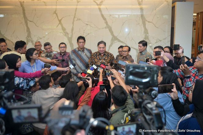 
					Menko Perekonomian Airlangga Hartarto bersama Menteri Keuangan Purbaya Yudhi Sadewa memberikan keterangan pers terkait percepatan program pembangunan di Jakarta, Jumat (12/9). 