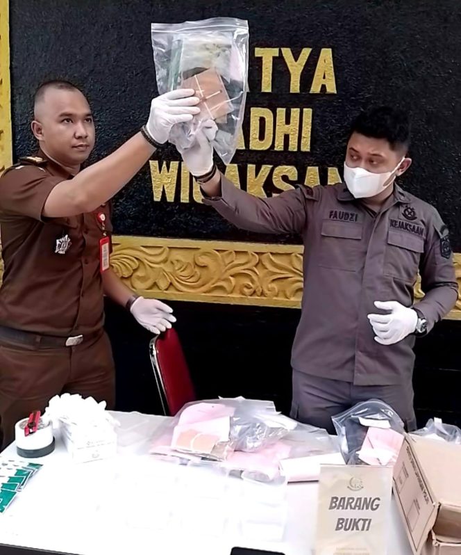
					Kejaksaan Negeri Kepulauan Anambas memperlihatkan barang bukti narkotika dan obat-obatan terlarang yang akan dimusnahkan, Kamis (25/9).