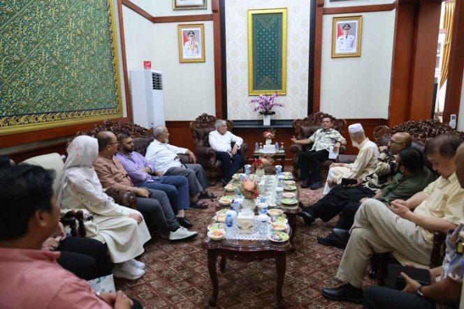 
					Gubernur Kepulauan Riau H. Ansar Ahmad saat menerima kunjungan Chairman dan Managing Director Mustafa Centre Singapore, Mustaq Ahmad, beserta jajaran manajemen di Gedung Daerah Tanjungpinang, Kamis (9/10). Sumber Foto: Diskominfo Kepri. 