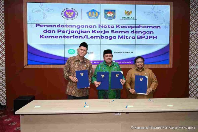 
 Wamenkeu Anggito Abimanyu bersama perwakilan BPJPH dan kementerian/lembaga mitra usai penandatanganan nota kesepahaman di Gedung BPJPH RI, Senin (6/10). Sumber Foto: Kemenkeu. 