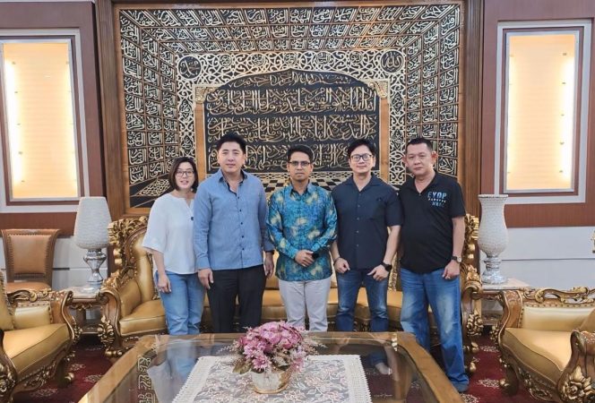 
					Pemilik Blue Steel, Benny (kedua dari kiri), bersama Eka, pemilik Syifa Petco International (kedua dari kanan), saat bertemu dengan Bupati Karimun di ruang kerjanya, Kamis, (2/10/2025). Pertemuan tersebut membahas rencana investasi di sektor industri dan maritim di Kabupaten Karimun.