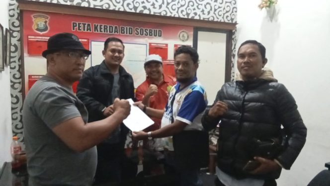 
					Perwakilan GEBER Kepri menyerahkan surat pemberitahuan aksi damai kepada anggota Intel Polresta Tanjungpinang, Jumat malam (3/10).