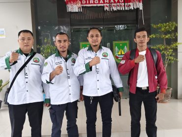 DPP SPB-I bersama Yafita Gea (Kanan), saat menghadiri panggilan mediasi dari Disnaker Batam, Senin (6/10). Foto : Ist