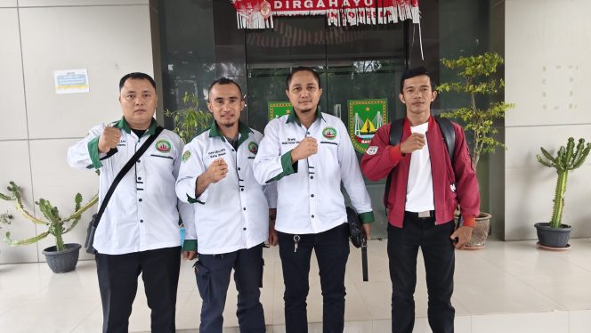 
					DPP SPB-I bersama Yafita Gea (Kanan), saat menghadiri panggilan mediasi dari Disnaker Batam, Senin (6/10). Foto : Ist