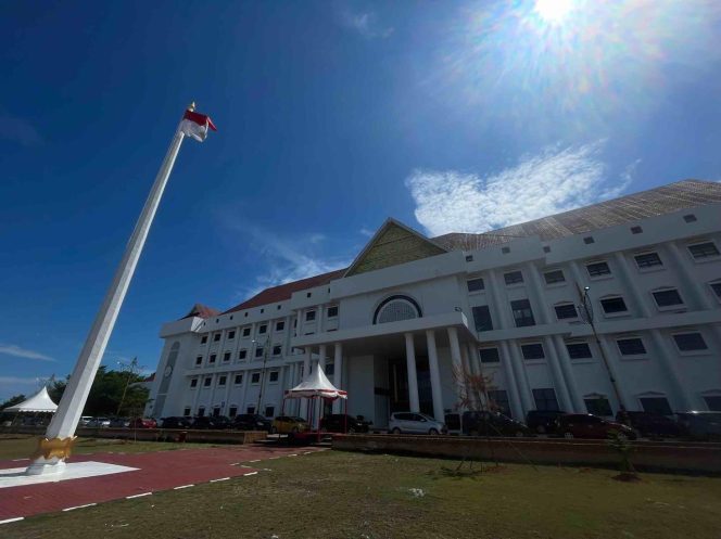 
					Kantor Gubernur Kepri di Dompak, Selasa (7/10/2025). Pemprov menunda lelang lahan reklamasi Gurindam 12 untuk evaluasi.
