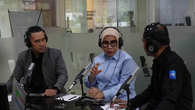 
					Wakajati Kepri Irene Putrie (tengah) menjadi narasumber dalam Dialog Tanjungpinang Pagi di RRI Pro 1 Tanjungpinang bertema “Strategi Optimalisasi Asset Recovery Kejaksaan Tinggi dalam Pemberantasan Korupsi”, Selasa (7/10). 