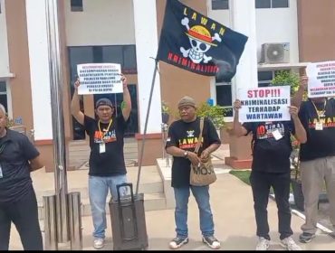 Aliansi Rakyat Melawan Kriminalisasi (ARMK) menggelar aksi solidaritas di depan Pengadilan Negeri (PN) Batam, Selasa (7/10/2025). Mereka membawa spanduk, poster, dan mengibarkan bendera One Peace, simbol perjuangan melawan ketidakadilan dan penindasan terhadap rakyat kecil. Foto : Ist