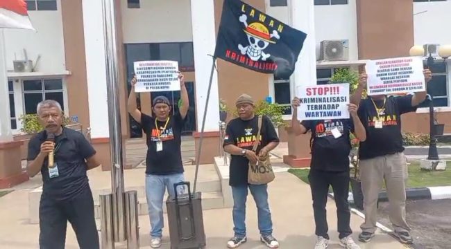 Aliansi Rakyat Melawan Kriminalisasi (ARMK) menggelar aksi solidaritas di depan Pengadilan Negeri (PN) Batam, Selasa (7/10/2025). Mereka membawa spanduk, poster, dan mengibarkan bendera One Peace, simbol perjuangan melawan ketidakadilan dan penindasan terhadap rakyat kecil. Foto : Ist