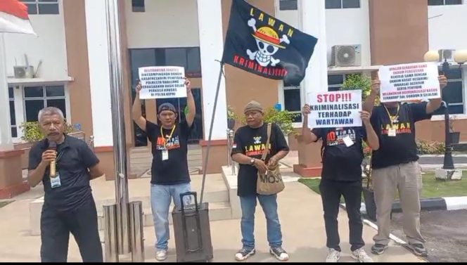 
 Aliansi Rakyat Melawan Kriminalisasi (ARMK) menggelar aksi solidaritas di depan Pengadilan Negeri (PN) Batam, Selasa (7/10/2025). Mereka membawa spanduk, poster, dan mengibarkan bendera One Peace, simbol perjuangan melawan ketidakadilan dan penindasan terhadap rakyat kecil. Foto : Ist