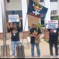 Aliansi Rakyat Melawan Kriminalisasi (ARMK) menggelar aksi solidaritas di depan Pengadilan Negeri (PN) Batam, Selasa (7/10/2025). Mereka membawa spanduk, poster, dan mengibarkan bendera One Peace, simbol perjuangan melawan ketidakadilan dan penindasan terhadap rakyat kecil. Foto : Ist