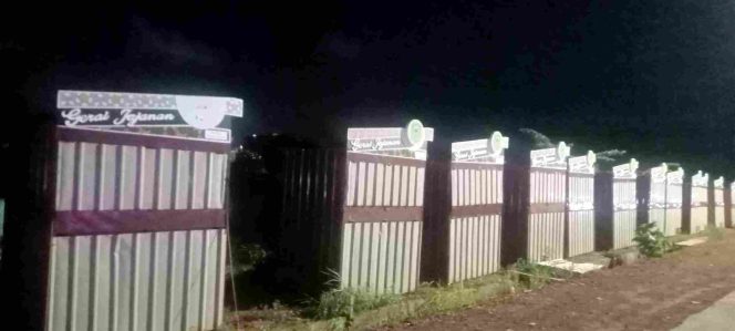 
					Deretan kontainer program UMKM di kawasan Gurindam 12, Kota Tanjungpinang, tampak kosong dan tidak beroperasi pada malam hari, Rabu (15/10). 