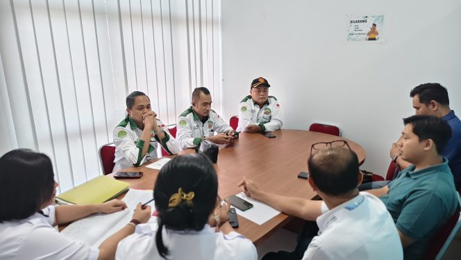 
 Suasana mediasi kedua antara PT Indomarco Adi Prima bersama SPB-I di ruang mediasi Disnaker kota Batam, Rabu (15/10). Foto : Ist