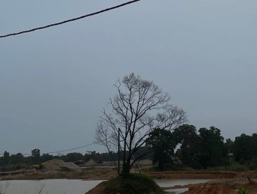 Salah satu lokasi yang diduga menjadi area bekas aktivitas penambangan pasir di Kabupaten Bintan. Terlihat genangan air dan perubahan kontur tanah pasca kegiatan tersebut. (Foto: Gennews.id)