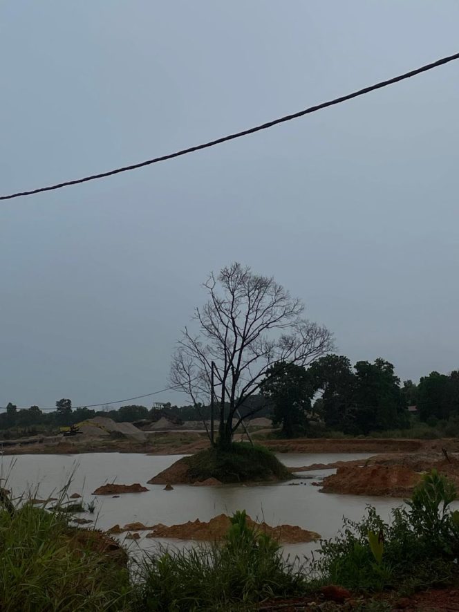 
					Salah satu lokasi yang diduga menjadi area bekas aktivitas penambangan pasir di Kabupaten Bintan. Terlihat genangan air dan perubahan kontur tanah pasca kegiatan tersebut. (Foto: Gennews.id)