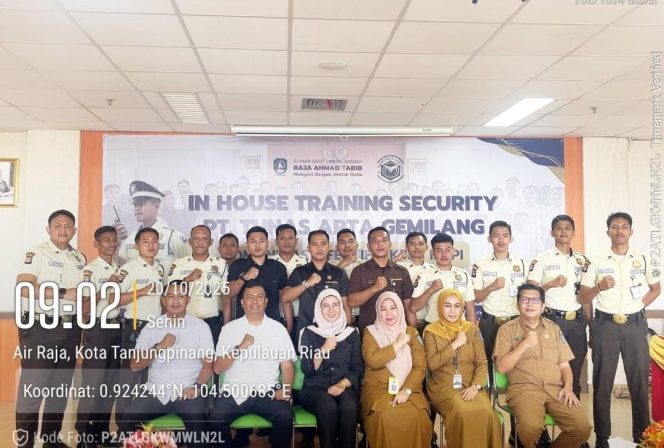 
					Para peserta dan panitia berfoto bersama usai kegiatan In House Training Security RSUD Raja Ahmad Tabib yang bekerja sama dengan PT Bintan Sapta Gemilang, Senin (20/10). 