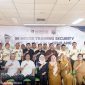Para peserta dan panitia berfoto bersama usai kegiatan In House Training Security RSUD Raja Ahmad Tabib yang bekerja sama dengan PT Bintan Sapta Gemilang, Senin (20/10). 