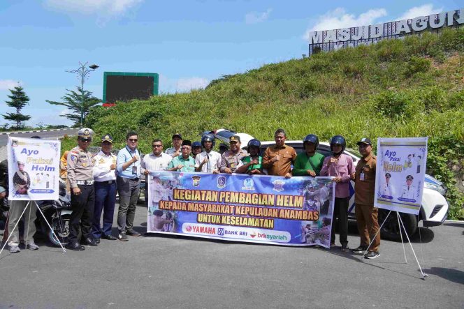 
 Kapolres Kepulauan Anambas dan Sekda Anambas berfoto bersama jajaran Satlantas Polres Anambas serta peserta kegiatan usai pembagian helm gratis di Simpang Tiga Masjid Agung, Senin (20/10). 