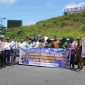 Kapolres Kepulauan Anambas dan Sekda Anambas berfoto bersama jajaran Satlantas Polres Anambas serta peserta kegiatan usai pembagian helm gratis di Simpang Tiga Masjid Agung, Senin (20/10). 