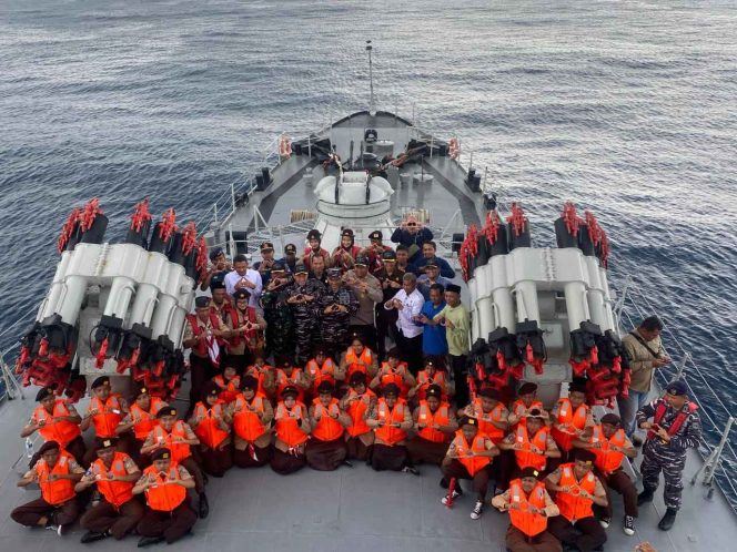 
 Para peserta kegiatan Coffee Morning dan Joy Sailing berfoto bersama prajurit TNI Angkatan Laut di atas KRI Tjiptadi-381 saat berlayar di perairan Tarempa, Kabupaten Kepulauan Anambas, Selasa(21/10). 