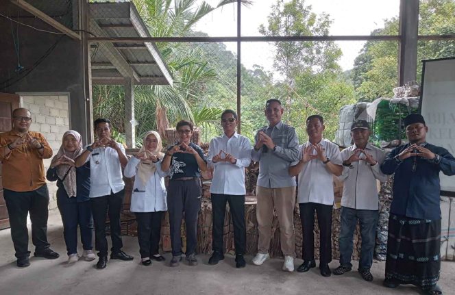 
					Wakil Bupati Kepulauan Anambas Raja Bayu G (tengah) bersama jajaran perangkat daerah, perwakilan Yayasan Anambas, dan pemerintah desa berfoto bersama usai meresmikan Bank Sampah Desa Kuala Maras, Kecamatan Jemaja Timur, Rabu (22/10). 