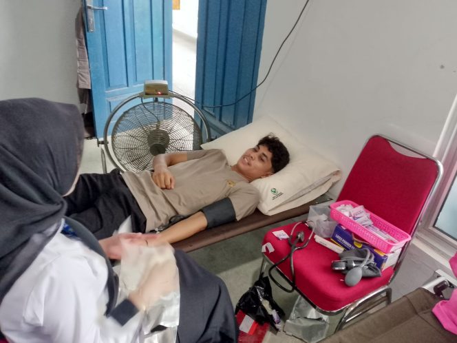 
 Seorang personel Polres Kepulauan Anambas mengikuti kegiatan donor darah di RSUD Tarempa dalam rangka memperingati HUT Humas Polri ke-74, Rabu (22/10). 