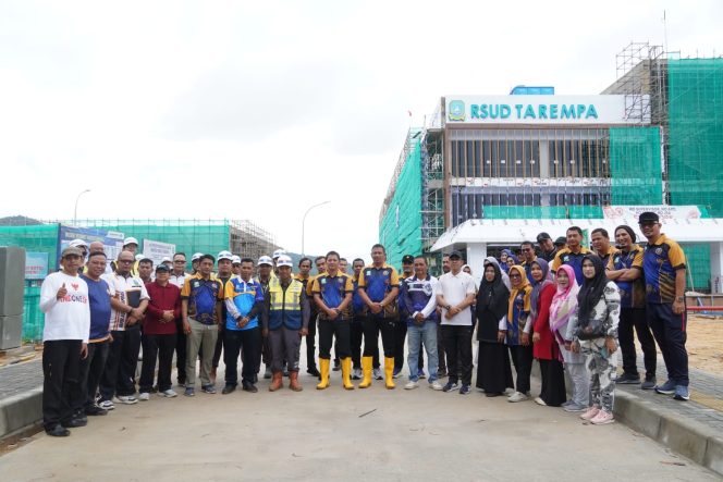 
					Wakil Bupati Kepulauan Anambas Raja Bayu Guardian bersama Sekretaris Daerah Sahtiar, S.H., M.M., dan jajaran ASN berfoto bersama usai kegiatan penanaman pohon dalam rangka HUT KORPRI ke-54 tahun 2025 di area Gedung PHTC RSUD Tarempa, Desa Tarempa Timur.