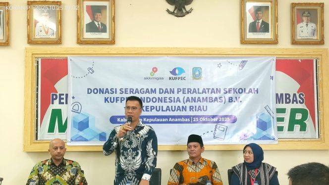 
					Bupati Kepulauan Anambas, Aneng saat menyampaikan kata sambutan didampingi Wakil Bupati Kepulauan Anambas, Raja Bayu, Sabtu(25/10). 