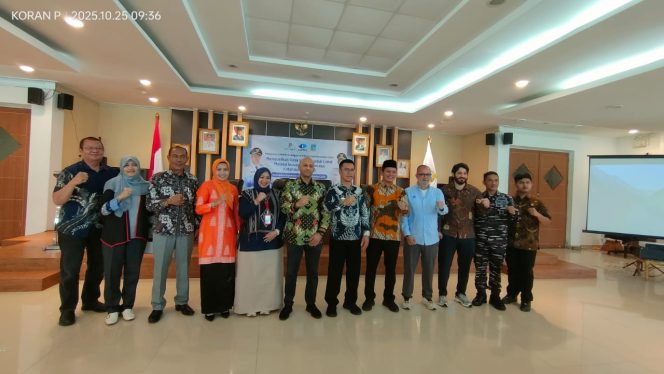 
					Bupati Anambas berfoto bersama dengan perwakilan SKK Migas, Kepala Manajer KUFPEC Indonesia, Sabtu(25/10). 