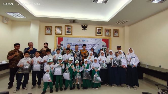 
					Kepala Manajer KUFPEC Indonesia bersama Bupati dan Wakil Bupati Kepulauan Anambas berfoto bersama siswa penerima donasi seragam dan perlengkapan sekolah di Tarempa, Sabtu (25/10). 