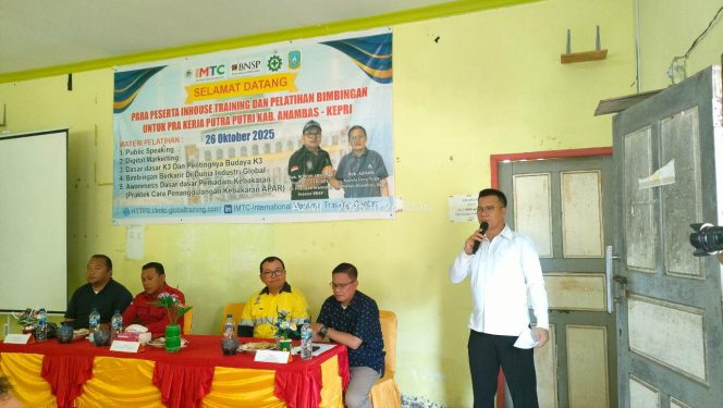
					Bupati Kepulauan Anambas, Aneng, saat membuka kegiatan Inhouse Training dan Pelatihan Bimbingan Pra Kerja yang digelar Pemerintah Desa Putik, Kecamatan Palmatak, Minggu (26/10). 
