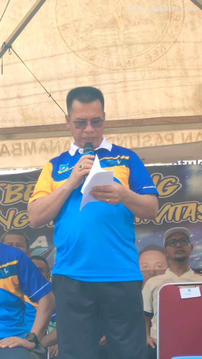 
					Bupati Kepulauan Anambas, Aneng, menyampaikan sambutan saat menutup turnamen Piala Askab PSSI Kabupaten Kepulauan Anambas Tahun 2025, Minggu (26/10). 