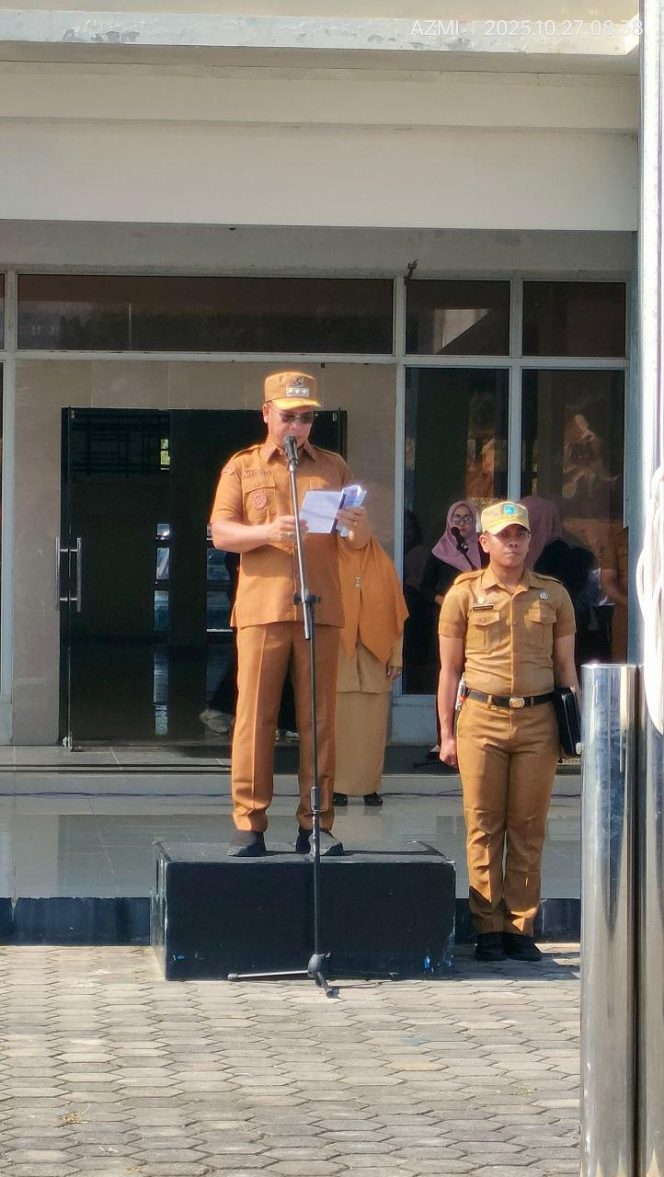 
					Bupati Kepulauan Anambas, Aneng saat menyampaikan amanat dalam pelantikan Pegawai Pemerintah dengan Perjanjian Kerja (PPPK) Tahap II di halaman Kantor Bupati Anambas, Pasir Peti, Kecamatan Siantan, Senin (27/10/2025).