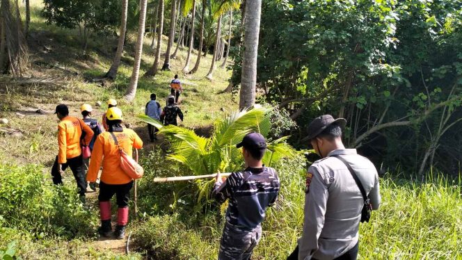 
					Tim SAR Gabungan menyusuri area perbukitan dan hutan di Desa Air Putih, Kecamatan Siantan Timur, Kabupaten Kepulauan Anambas, dalam upaya pencarian terhadap Abdul Rani (73) yang dilaporkan hilang sejak 20 Oktober 2025.