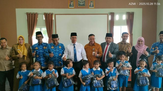 
					Bupati Kepulauan Anambas, Aneng, berfoto bersama jajaran pejabat daerah, guru, dan peserta didik usai menyerahkan perlengkapan sekolah bagi siswa PAUD dan TK se-Kabupaten Kepulauan Anambas secara simbolis di TK Negeri 2 Palmatak, Kecamatan Palmatak, Selasa (28/10/2025).
