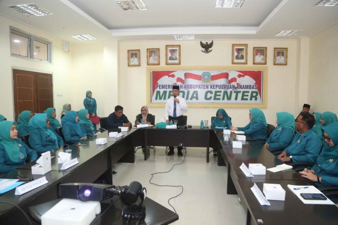 
					Bupati Kepulauan Anambas, Aneng, saat membuka Rapat Kerja Program Tim Penggerak PKK Kabupaten Kepulauan Anambas Tahun Anggaran 2026 di Ruang Rapat Lantai Dua Kantor Bupati Anambas, Selasa (28/10/2025).