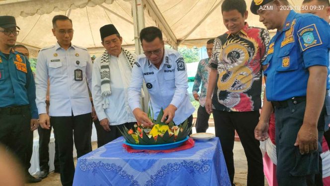 
					Bupati Kepulauan Anambas, Aneng, Meresmikan Secara langsung Kantor Dinas Pemadam Kebakaran dan Penyelamatan (DAMKAR). yang berlangsung pada pukul 09.00 WIB di Kantor Pemadam Kebakaran dan Penyelamatan Kabupaten Kepulauan Anambas. (Kamis, 30/10/2025).