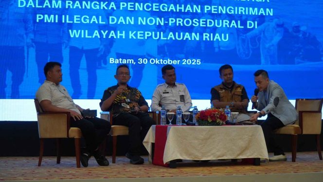 
					Para narasumber berdiskusi dalam Forum Group Discussion (FGD) bertema “Strategi Kolaborasi Antar Lembaga dalam Rangka Pencegahan Pengiriman PMI Ilegal dan Non-Prosedural di Wilayah Kepulauan Riau” yang digelar Polda Kepri di Hotel Nagoya Hill, Batam, Kamis (30/10.