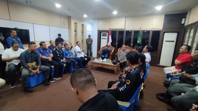
 Walikota Batam, Amsakar Achmad, saat menerima perwakilan ADOB untuk beraudiensi saat berunjuk rasa pada tanggal 17 September 2025 lalu. Foto : Wins