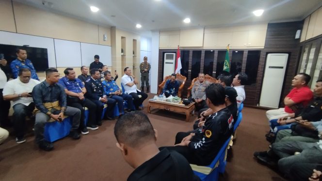 
					Walikota Batam, Amsakar Achmad, saat menerima perwakilan ADOB untuk beraudiensi saat berunjuk rasa pada tanggal 17 September 2025 lalu. Foto : Wins