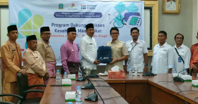 
					Bupati Kepulauan Anambas, Aneng (berbaju kurung ungu) menerima secara simbolis dukungan program akses kesehatan masyarakat dari perwakilan Harbour Energy dalam kegiatan penyerahan bantuan Ambulans Jenazah dan Posyandu Siaga, Jum'at(3/10). 
