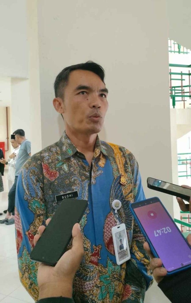 
					Kepala Kejari Anambas, Budhi Purwanto saat diwawancara awak media, Jum'at (3/10). 