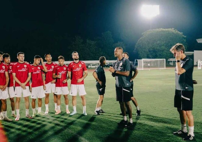 
 Pelatih Timnas Indonesia Patrick Kluivert memberikan arahan kepada para pemain saat sesi latihan, Rabu(8/9). Sumber Foto: ig@Patrickkluivert9. 