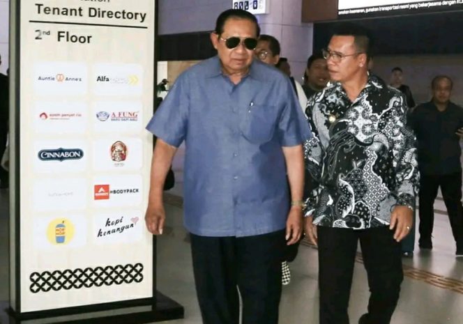 
					Bupati Kepulauan Anambas, Aneng (kanan) bersilaturahmi dengan Presiden Republik Indonesia ke-6, Susilo Bambang Yudhoyono (kiri), di Terminal Kereta Cepat Whoosh, Jakarta, Rabu (9/10). 