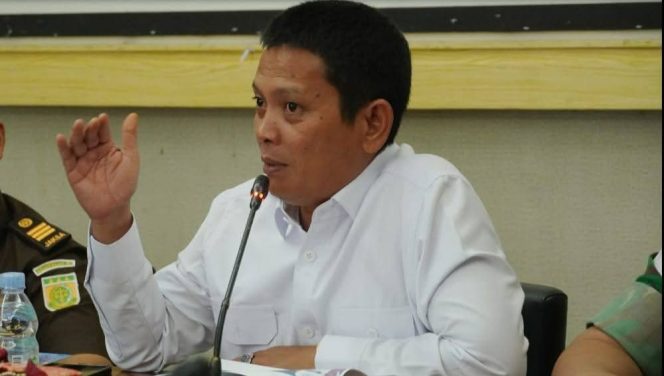 
					Wakil Bupati Kepulauan Anambas, Raja Bayu Febri Gunandha, SE, saat memimpin Rapat Koordinasi Program Makan Bergizi Gratis di ruang rapat Kantor Bupati Anambas, Rabu (15/10). Sumber Foto: Diskominfo Anambas. 