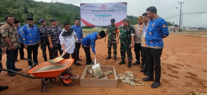 
					Wabup Anambas Raja Bayu Febri meletakkan batu pertama pembangunan Gerai Koperasi Merah Putih di Desa Tebang, Palmatak, Jumat (17/10/2025).