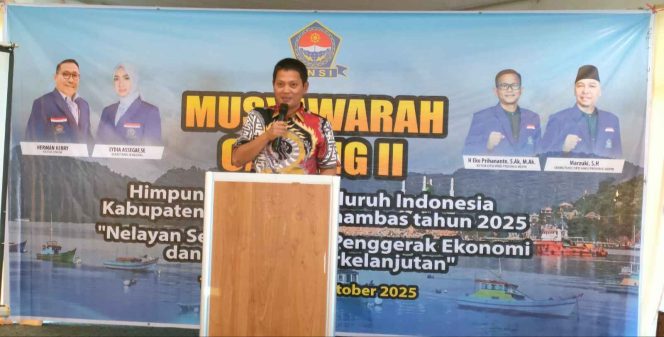 
 Wakil Bupati Anambas Raja Bayu Gunadian saat membuka Muscab II HNSI Anambas 2025 di Hotel Tarempa Beach, Sabtu(18/10). 