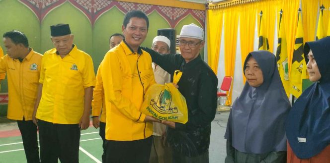 
					Wakil Bupati Kepulauan Anambas yang juga kader Partai Golkar, Raja Bayu Febri Gunadian, menyerahkan paket sembako kepada warga saat perayaan HUT ke-61 Partai Golkar di Aula BPMS, Tarempa, Minggu (19/10). 