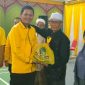 Wakil Bupati Kepulauan Anambas yang juga kader Partai Golkar, Raja Bayu Febri Gunadian, menyerahkan paket sembako kepada warga saat perayaan HUT ke-61 Partai Golkar di Aula BPMS, Tarempa, Minggu (19/10). 